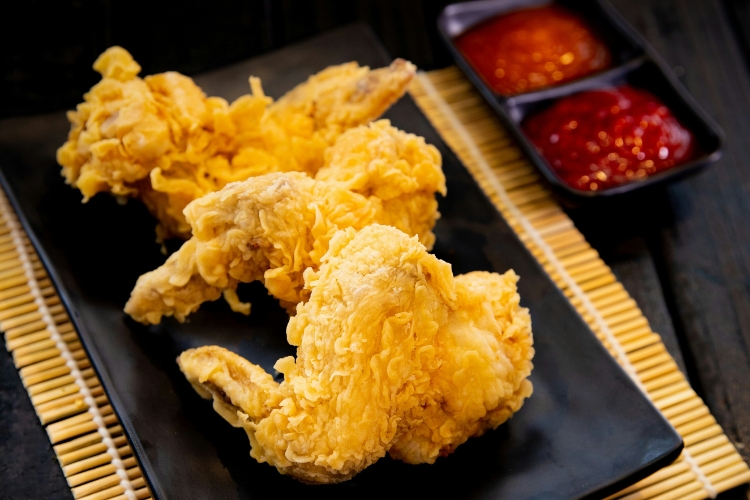 Chiên cánh gà 2 lần giúp gà giữ được độ giòn lâu, vỏ vàng ruộm