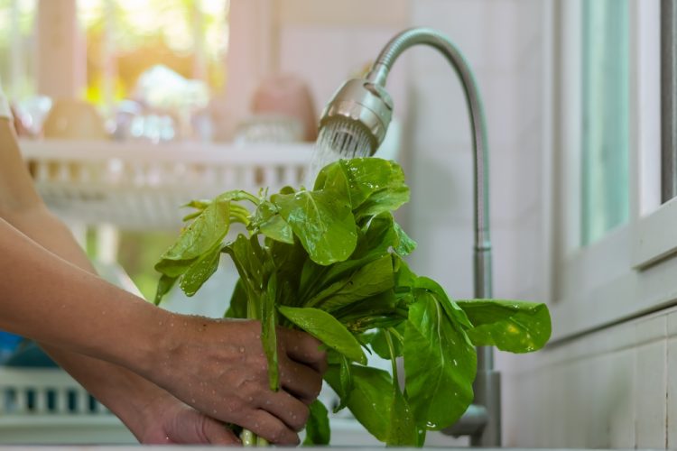 Bạn cần rửa sạch rau để chuẩn bị ăn lẩu