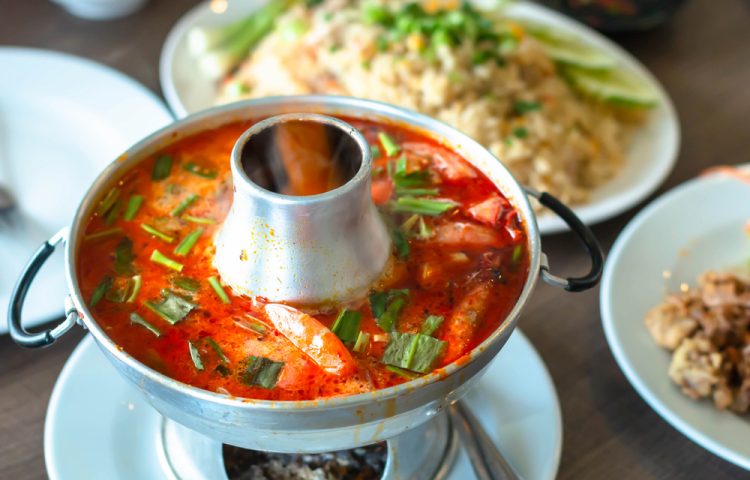 Thưởng thức lẩu Thái thơm ngon cùng gia đình